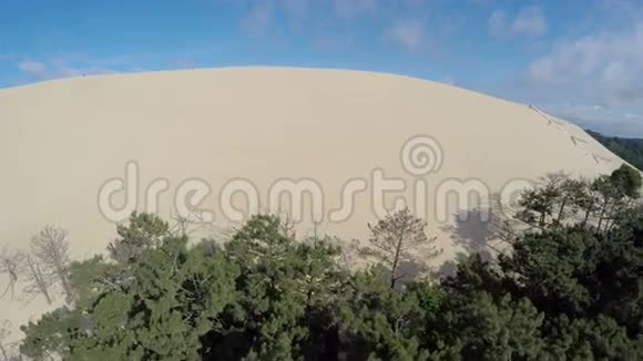 空中俯瞰皮拉特沙丘欧洲最大的沙丘阿卡肯法国视频的预览图