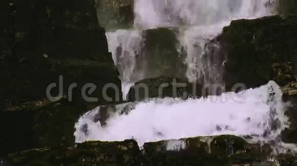 瀑布的景色溅在山上的石头上夏日自然没有人景观喷洒视频的预览图