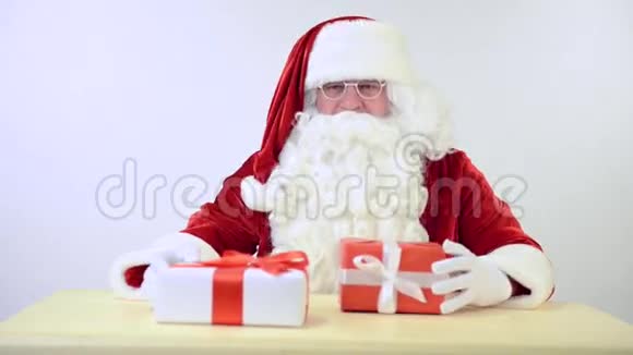 带礼品盒的圣诞老人视频的预览图
