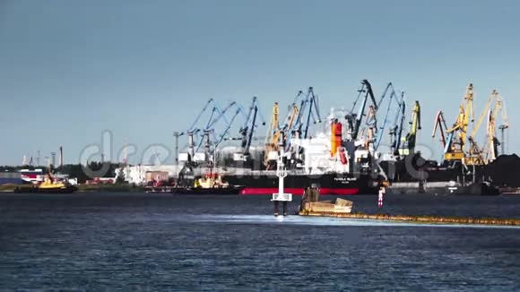 两艘拖船从港口拖出一艘大船视频的预览图