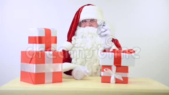 带礼品盒的圣诞老人视频的预览图