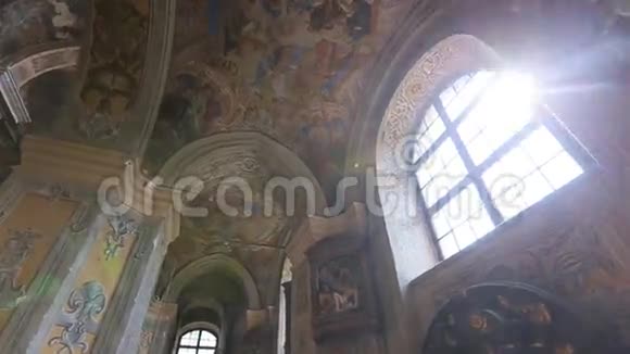 在教堂内布置漂亮的墙壁和天花板视频的预览图