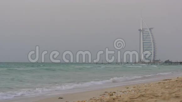 雾日迪拜城市著名帆船酒店海滩景观4k阿联酋视频的预览图