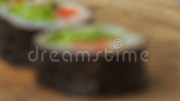 在棕色木版上特写寿司视频的预览图