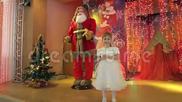 小女孩与人造圣诞老人合影视频的预览图
