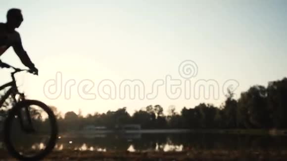 人在湖边骑自行车视频的预览图