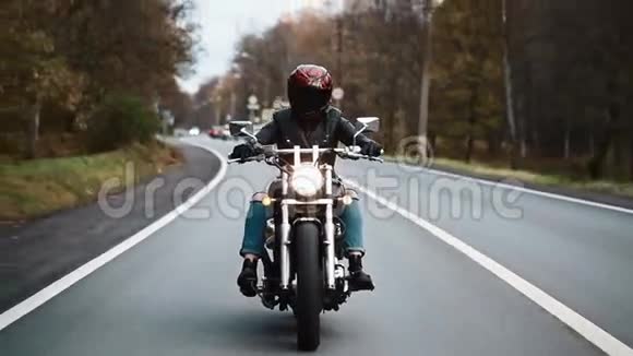 骑摩托车的活跃女孩复古风格快乐冒险的概念视频的预览图