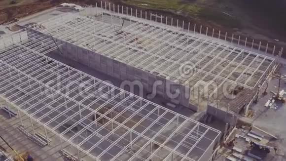 建造新的大型仓库的空中镜头视频的预览图