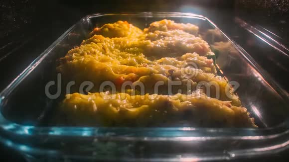 烤箱里放蘑菇的土豆泥视频的预览图