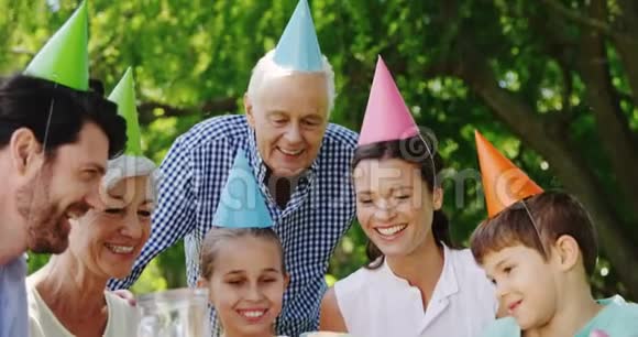 多代家庭庆祝生日聚会视频的预览图