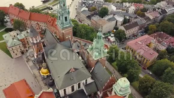 从克拉科夫历史中心瓦维尔城堡的高地俯瞰视频的预览图