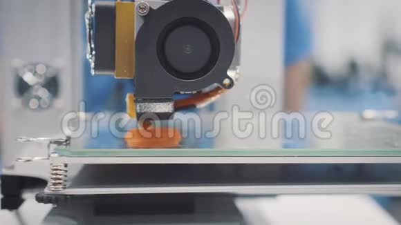 学校实验室工作期间的三维打印机3D塑料打印机3D打印视频的预览图