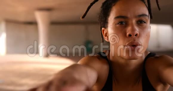 非洲裔美国年轻女性在城市锻炼的正面景色视频的预览图