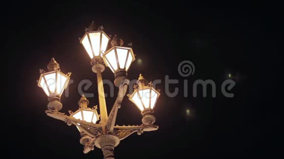 夜间城市复古手电筒的景色视频的预览图