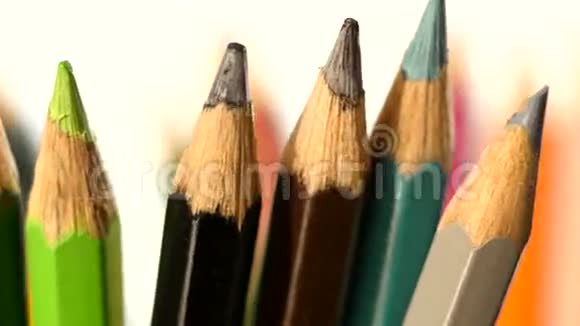 一支不同颜色的铅笔在白色上视频的预览图