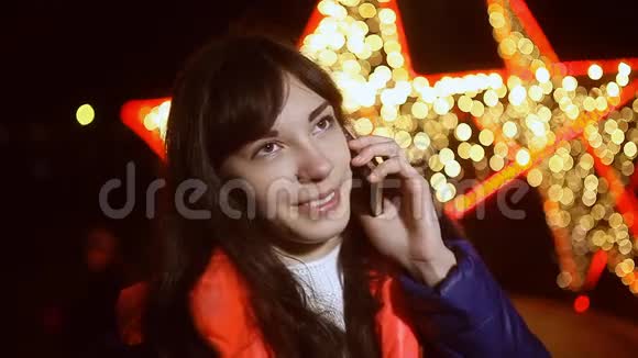 女孩在电话聊天在智能手机之夜视频的预览图