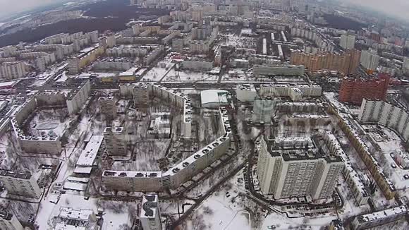冬天飞越城市上空视频的预览图