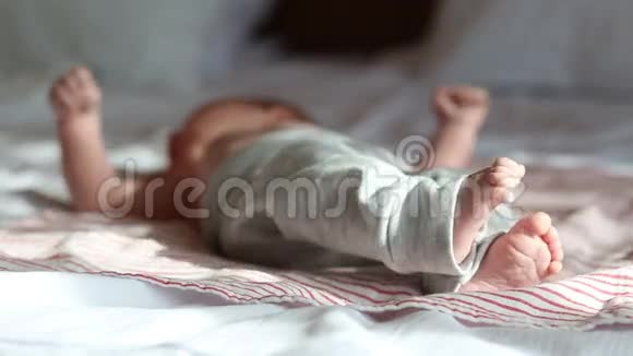 新生儿躺在床上视频的预览图