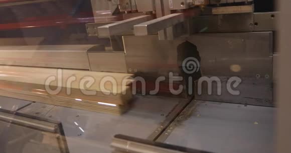 工业内部锯木块锯木机为木块木托盘为木块锯木机视频的预览图