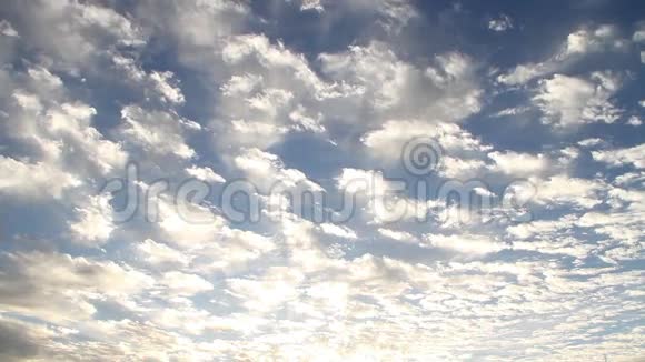 日出时天空中真正的云视频的预览图