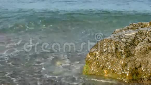 波浪撞击大石头视频的预览图