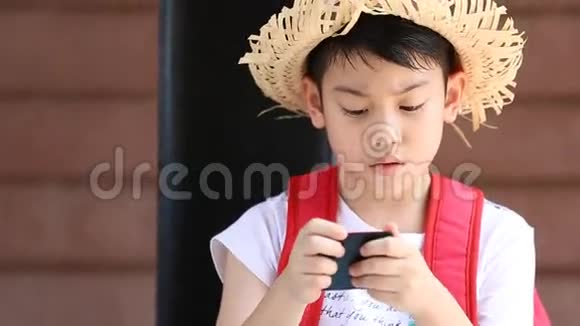小亚洲小孩在你手上玩塑料玩具视频的预览图