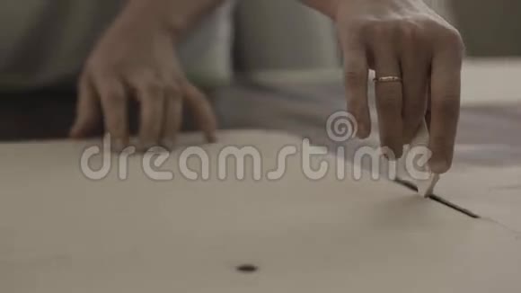 在家具厂工人用粉笔把纸板围起来视频的预览图