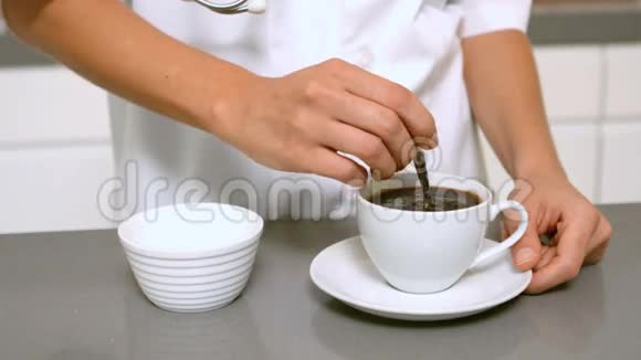 手搅杯咖啡视频的预览图