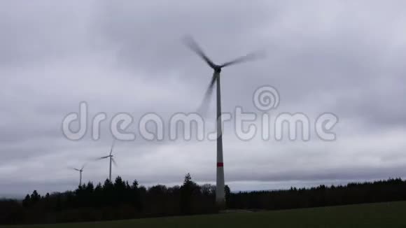 在多云的天空中旋转风力涡轮机视频的预览图