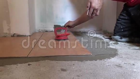 厨房地板上的手胶瓷砖片视频的预览图