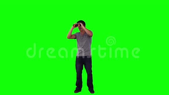 一个人用望远镜环顾四周视频的预览图