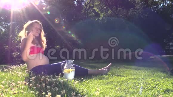美丽的孕妇喝柠檬水视频的预览图