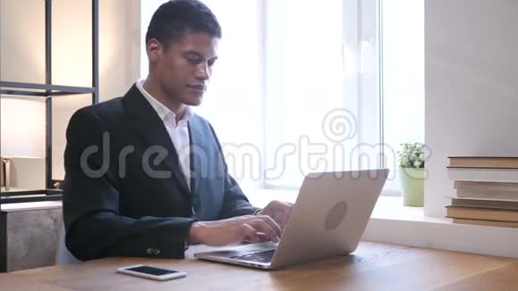 在笔记本电脑上工作时黑人商人竖起大拇指视频的预览图