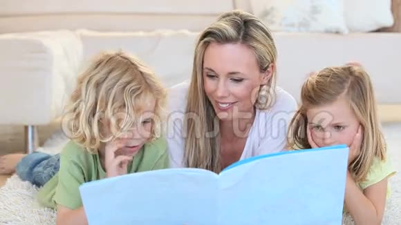 母亲在一本书中向孩子们展示形象视频的预览图