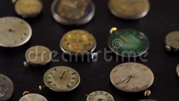 旧古董手表旋转视频的预览图