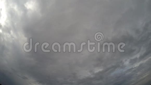 暴风雨前云的时间推移蓝天云的背景运动视频的预览图