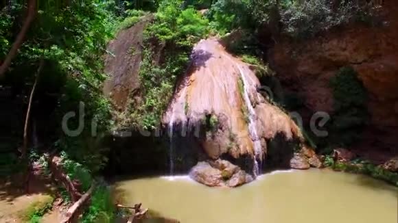 泰国蓝丰李美平国家公园的KorLuangWaterfull视频的预览图