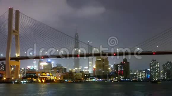 时光流逝繁忙的航运在河上跨海大桥明亮的城市建筑视频的预览图
