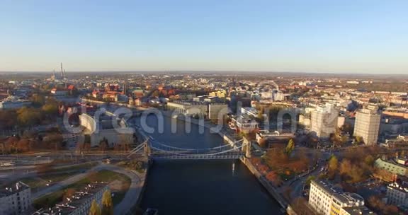 飞机波兰阳光明媚的一天春天在Wroclaw的Grunwald桥视频的预览图