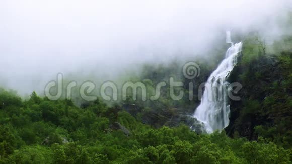 山间绿林瀑布景观夏日雾自然没有人绿色视频的预览图