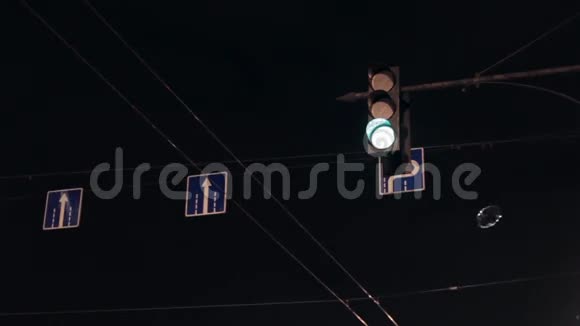 夜间悬挂有路标和电线的交通灯的视图肥皂泡视频的预览图