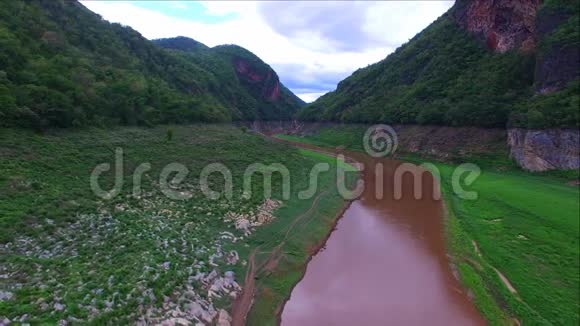 泰国兰凤省梅坪国家公园的Kaengkoh视频的预览图