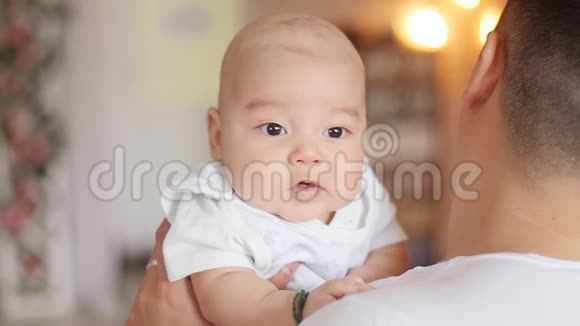 出生在亚洲的婴儿父亲怀抱视频的预览图