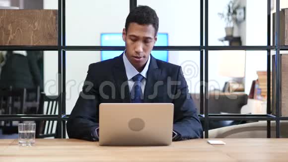 在笔记本电脑上工作时黑人商人竖起大拇指视频的预览图