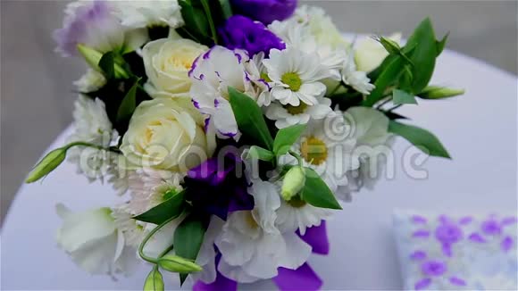 婚礼上的玫瑰花束戴着戒指枕头视频的预览图