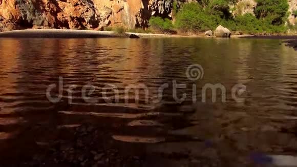 美丽的小山湖大自然奇妙的色彩视频的预览图