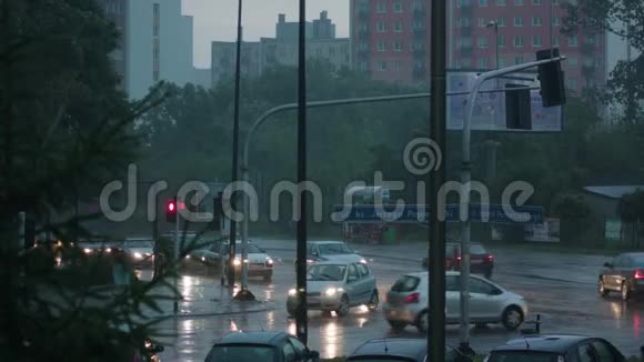 汽车在雨中开灯视频的预览图