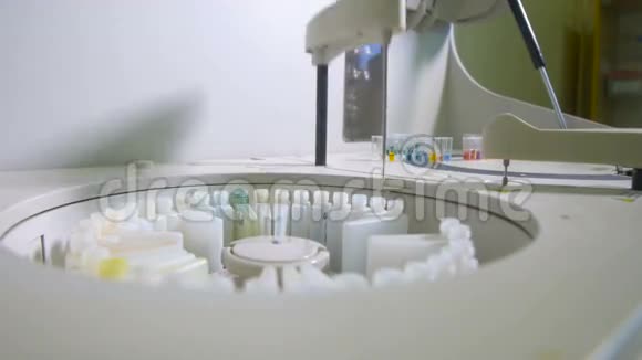 制药设备自动机器人医疗机器在制药厂工作工厂视频的预览图