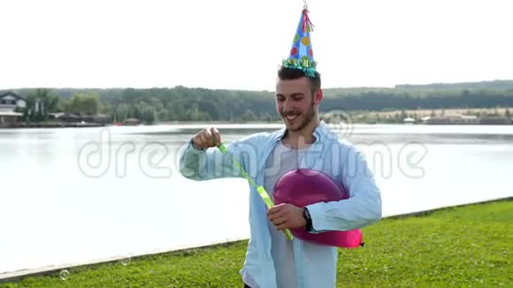 在湖底戴生日帽的年轻男性视频的预览图