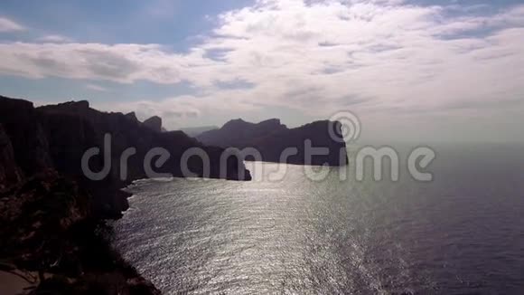 在一个尘土飞扬的下午马洛卡的悬崖线视频的预览图